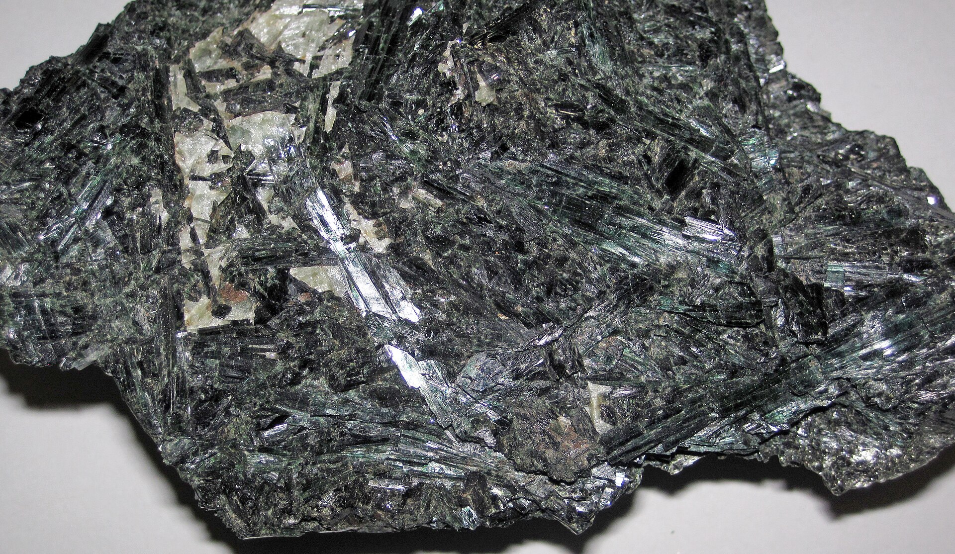 Actinolite specimen