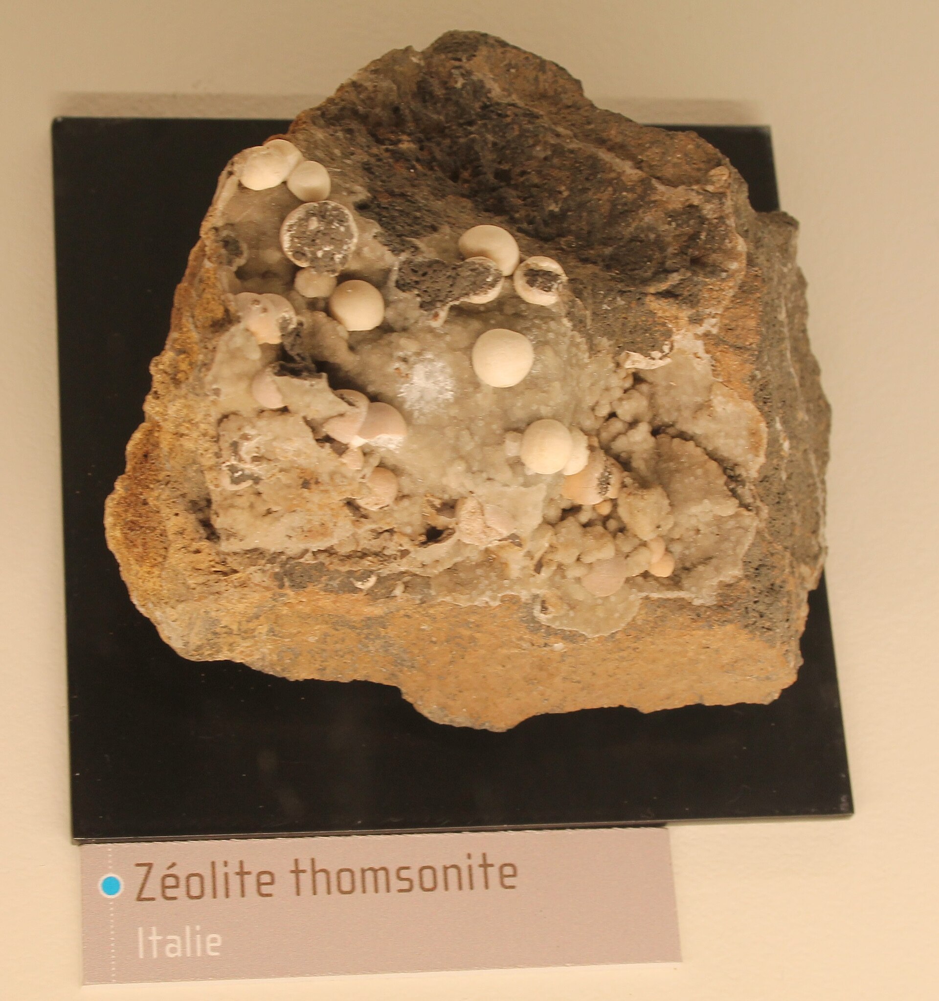 Thomsonite-Ca specimen